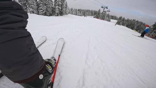 低角度拍摄滑雪者滑雪