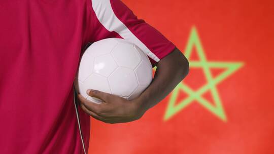摩洛哥国旗前男人抱着的足球特写视频素材模板下载