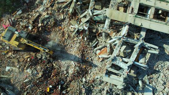地震灾后重建挖掘机清理坍塌房屋