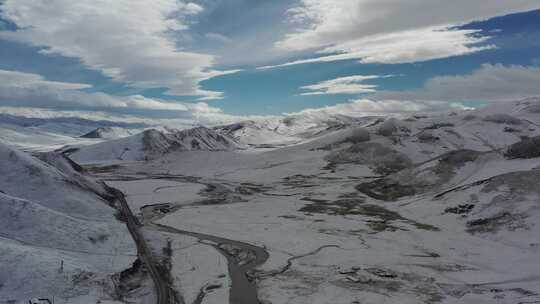 青海果洛州冬日蓝天白云雪山航拍4k视频