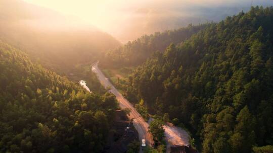 清晨朝阳下的山间公路