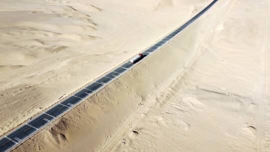 行驶在青海戈壁公路上的大货车