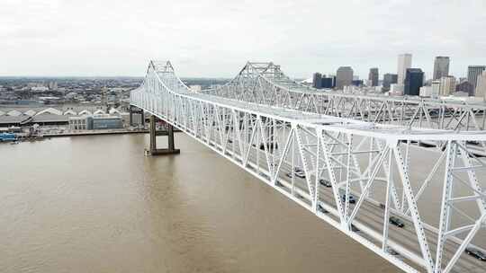 新月城连接处的交通——密西西比河上的双钢桁架悬臂桥视频素材模板下载