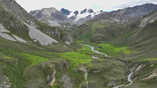 航拍川西格聂山区阿萨贡格雪山草原风光