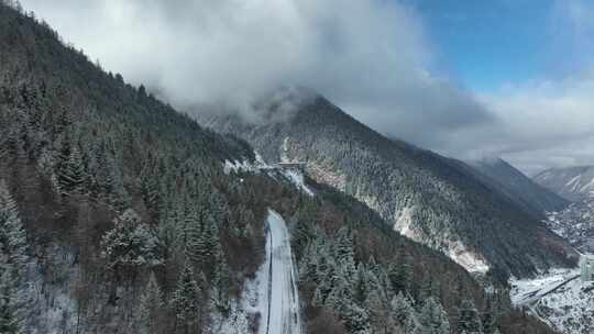 云雾缭绕的雪山