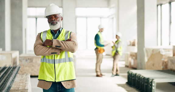 建筑、领导和工程师，一个黑人建筑师站在建筑工地上