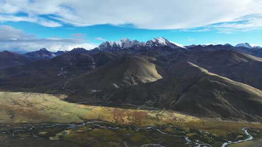 秋季航拍四川甘孜巴塘措普沟风景区雪山风光