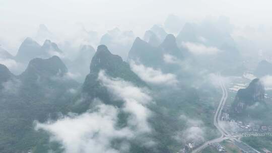 航拍广西桂林烟雨漓江水墨画