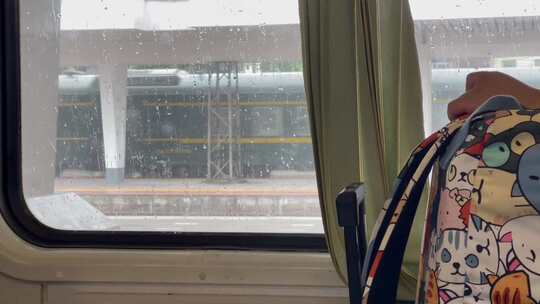 火车车窗外站台小雨
