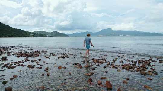 男子海边旅行无人机智能自动飞行航拍