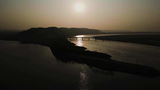 夕阳里的邙山伊洛河和黄河交汇处