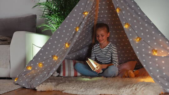 女孩在卧室帐篷里阅读