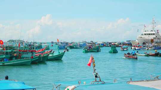 航拍渔船在越南港航行。传统的渔船排列在