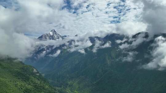 航拍云雾缭绕的四川阿坝四姑娘山幺妹峰