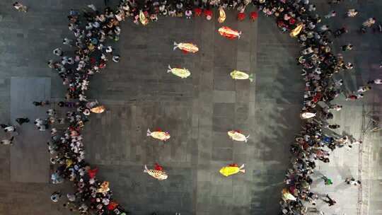 国庆假期国家非遗无为鱼灯在芜湖古城巡游