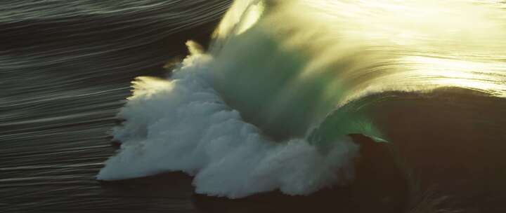 阳光下巨大的海浪翻滚乘风破浪大海浪花