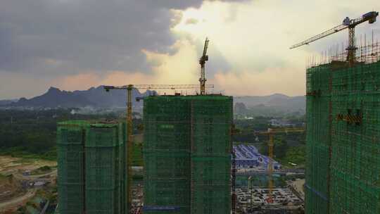 城市建设地产开发施工建筑工地吊塔日落