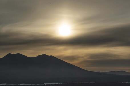 唯美山峰森林日出太阳穿过云层乌云