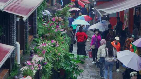 重庆磁器口古镇雨景游客