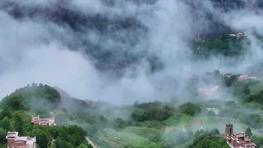 航拍四川省甲居藏寨清晨的云雾