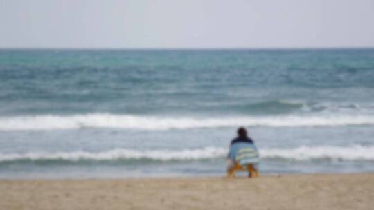 一个人在海边欣赏海景模糊视频
