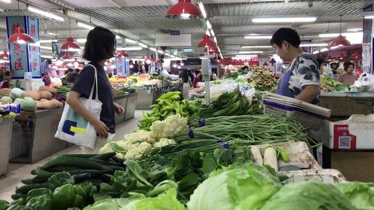 蔬菜市场购买青菜、土豆场景