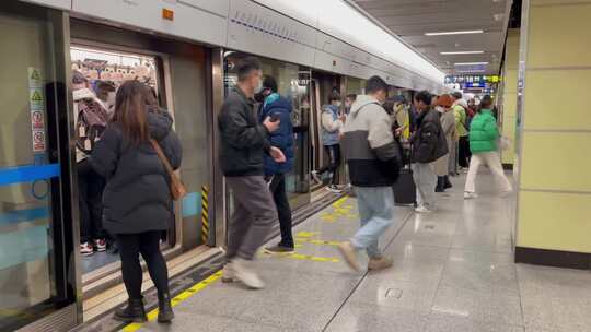 地铁人流站台挤着上车旅客上下班高峰期2