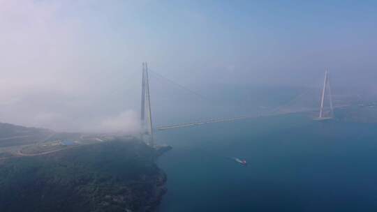 雾蒙蒙的伊斯坦布尔大桥