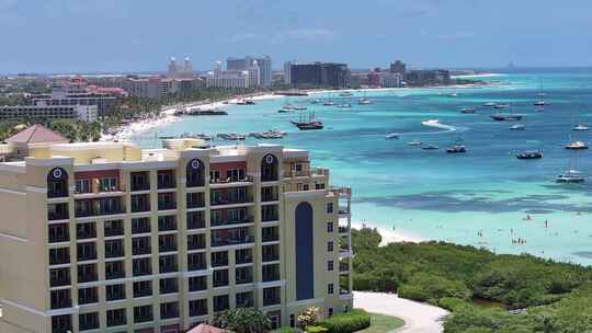 阿鲁巴岛奥兰杰斯塔德棕榈滩高层酒店。