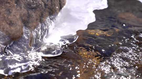 水流冲刷石头特写