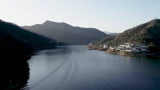 太平湖的湖面上一艘游艇在行驶