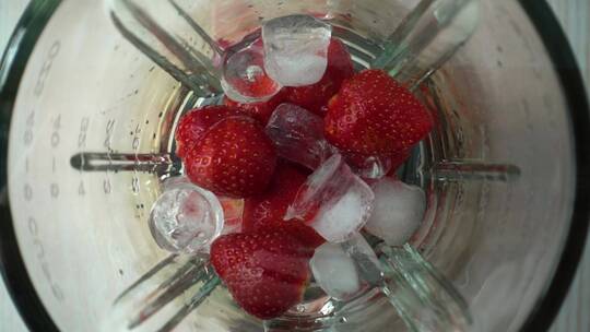 搅拌机里的草莓和冰块视频素材模板下载