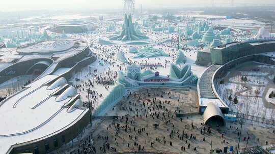 4K哈尔滨冰雪大世界人工景观冰雕航拍视频