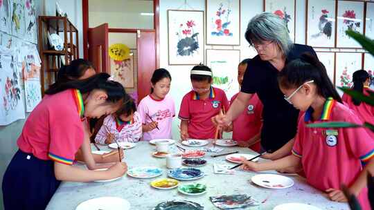 小学生学习国画