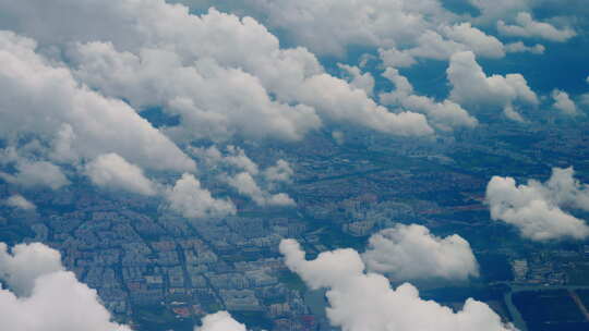 从飞机上俯视窗外的云朵陆地