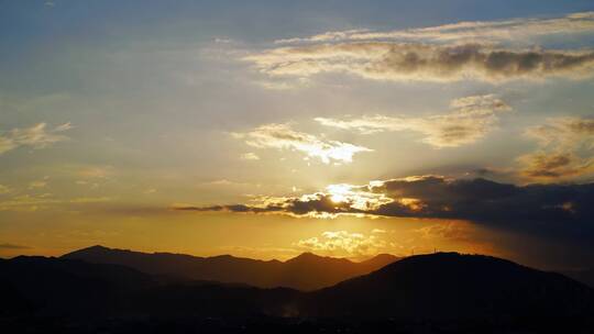 傍晚天空夕阳山日落延时黄昏山峰山脉阳光云