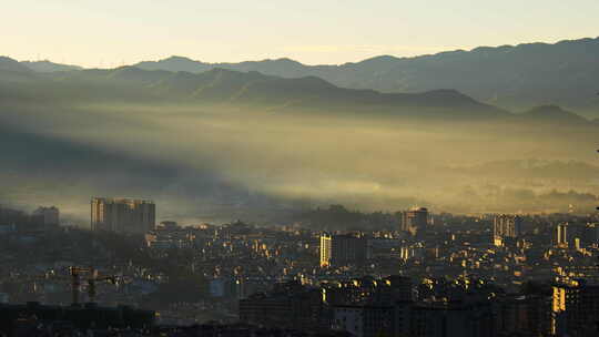 清晨金色阳光打在云雾缭绕的小城上视频素材模板下载
