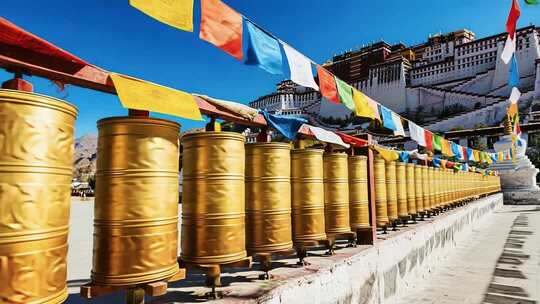 拉萨布达拉宫旁的转经筒