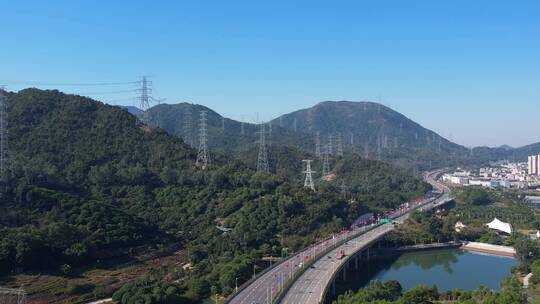 航拍深圳坪山南坪快速车流水库C