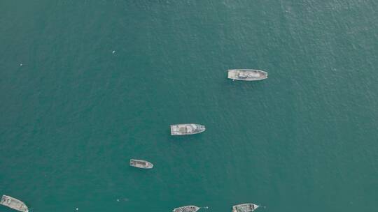 广阔的大海海面上的渔船航拍