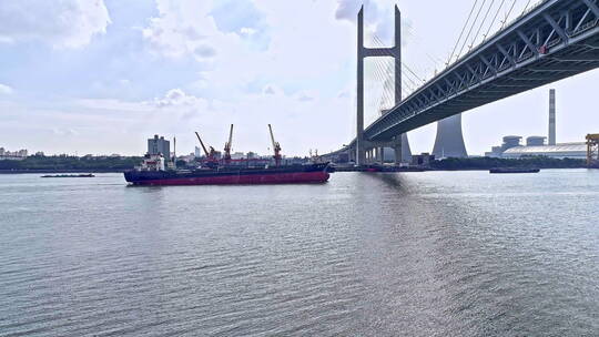 上海闵浦大桥交通枢纽跨江货轮
