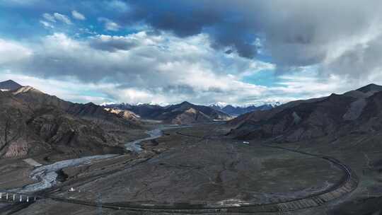 青海昆仑山脉下雅丹山谷中的青藏铁路和公路