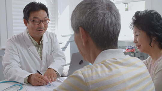 老人患者看病4k医院医生专家