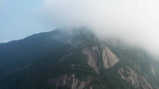 云雾中若隐若现的崖壁山