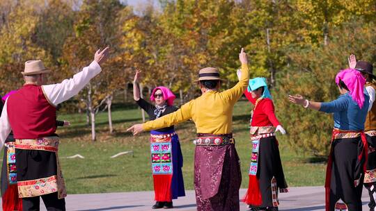 4k升格实拍穿藏族民族服饰跳舞的老年人