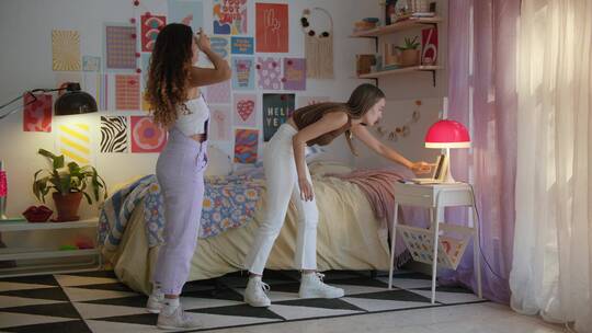 青少年在卧室跳舞自拍视频素材模板下载