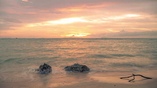 泰国苏梅岛海滩上的海上日落