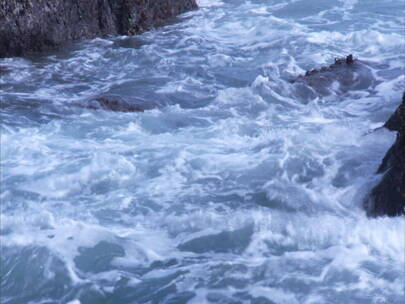 湍急的海浪 拍打岩石的海浪特写 合集