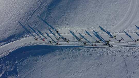 胜利日光下专业国际越野滑雪比赛的鸟瞰图