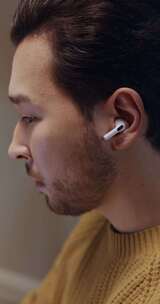 一个男人AirPods